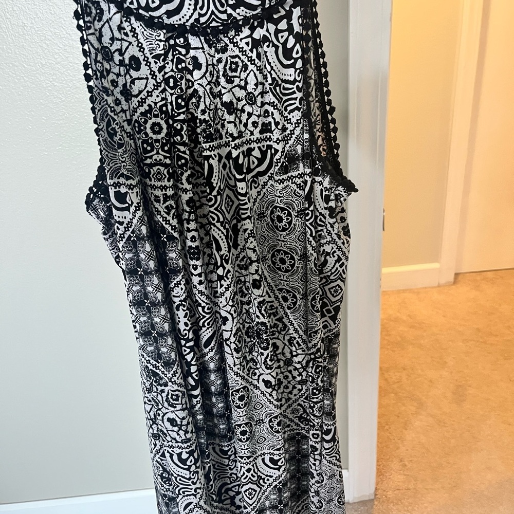 Black and White Patterned Dress - Picture 3 of 9